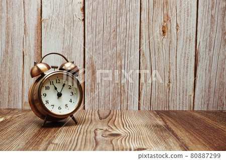 Vintage alarm clock with space copy on wooden background Vintage alarm clock with space copy on wooden background 80887299