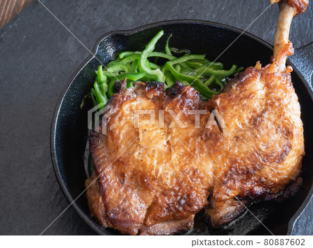 香川縣名菜“帶骨鳥”的特寫。用香料調味的去骨雞大腿。 香川縣名菜“帶骨鳥”的特寫。用香料調味的去骨雞大腿。 80887602