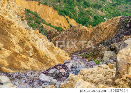 新鮮的綠色萬代山/地層 新鮮的綠色萬代山/地層 80887634