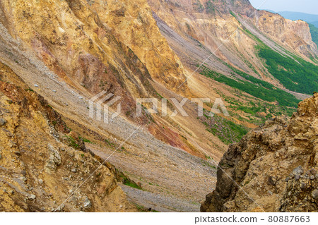 新鮮的綠色萬代山/地層 80887663