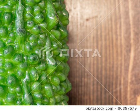 沖繩蔬菜苦瓜的特寫。一種表面粗糙的綠色苦菜。 80887679