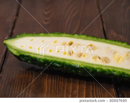 沖繩蔬菜苦瓜的橫截面。白色棉花和種子。 80887680