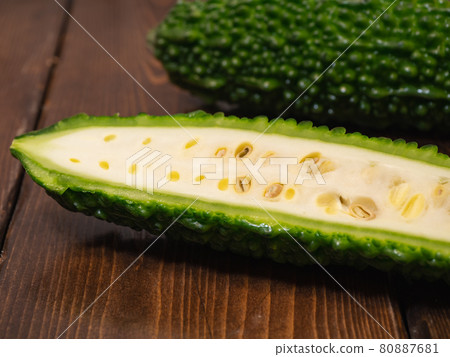 沖繩蔬菜苦瓜的橫截面。白色棉花和種子。 80887681