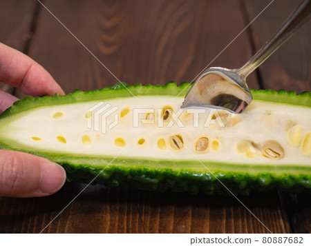 沖繩蔬菜苦瓜的橫截面。白色棉花和種子。 80887682