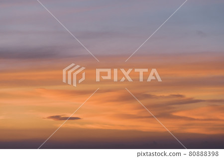 夕陽雲在夏日日落前在藍天中飄揚 b-3 冷光色 80888398