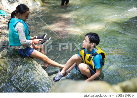 孩子們喜歡在河裡玩耍 80888409