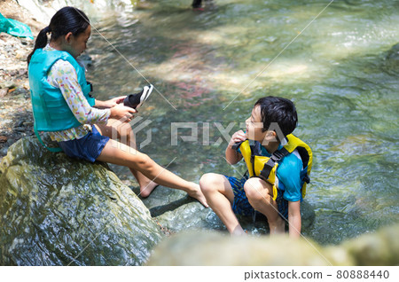 孩子們喜歡在河裡玩耍 80888440