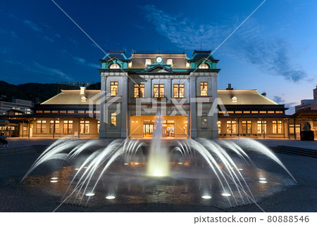 門司湖站和噴泉的夜景 80888546