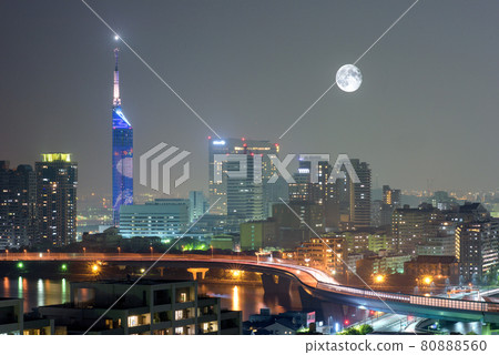 Fukuoka Tower and full moon Fukuoka Tower and full moon 80888560