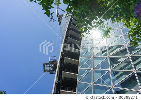 Window cleaning of skyscrapers (Mode Gakuen Spiral Towers) 80889271