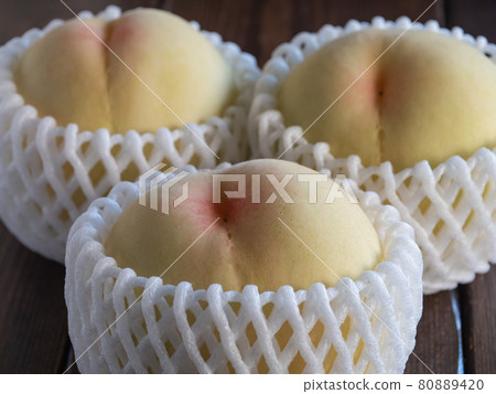 White peach in season in summer. Sweet and delicious peaches. White peach in season in summer. Sweet and delicious peaches. 80889420