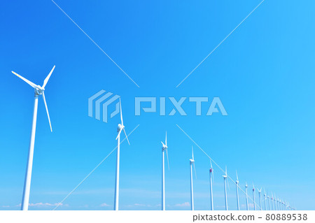 北海道夏季藍天和奧通瑞風力發電的景觀 80889538