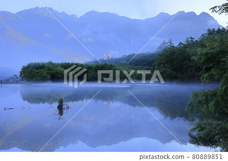 晨霧中的上高地大正池 晨霧中的上高地大正池 80889851