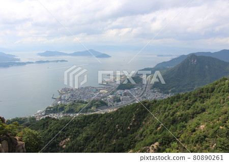 Climbing Karasuhata Iwayama in Hiroshima Prefecture Climbing Karasuhata Iwayama in Hiroshima Prefecture 80890261