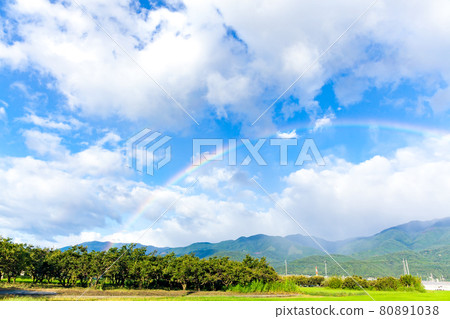 A rainbow over the mountains of the Southern Alps A rainbow over the mountains of the Southern Alps 80891038