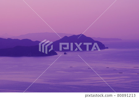 在晴朗的日落後欣賞瀨戶內海的平靜夜景 在晴朗的日落後欣賞瀨戶內海的平靜夜景 80891213