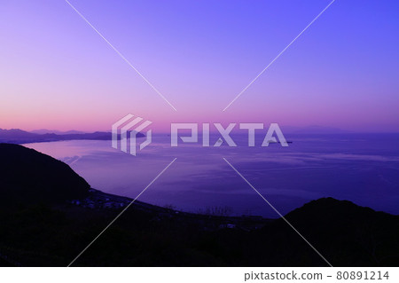 在晴朗的日落後欣賞瀨戶內海的平靜夜景 在晴朗的日落後欣賞瀨戶內海的平靜夜景 80891214