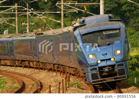 運行在鹿兒島本線的883系列特快Sonic 運行在鹿兒島本線的883系列特快Sonic 80891556