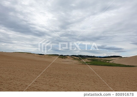 There was a person in the Tottori Sand Dunes in the morning 80891678