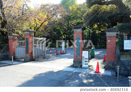 The main gate of Gakushuin University The main gate of Gakushuin University 80892318