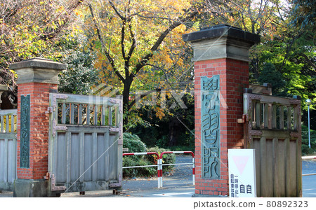 The main gate of Gakushuin University The main gate of Gakushuin University 80892323