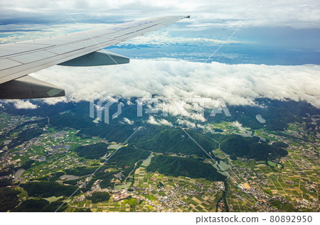 飛機窗外的海和雲朵的空拍照片(日本大阪) 飛機窗外的海和雲朵的空拍照片(日本大阪) 80892950