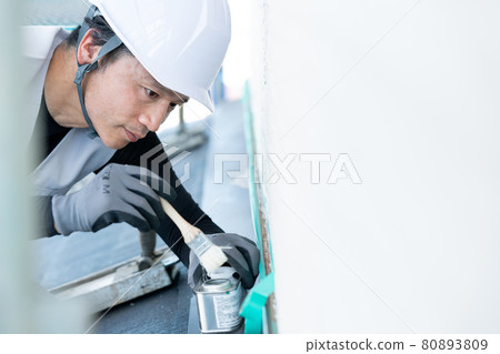 在建築工地用毛筆作畫的工匠 80893809