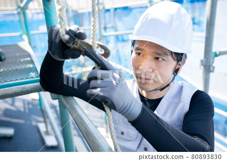 Workers wearing fall prevention equipment 80893830