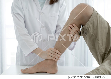 Male patients consulted physiotherapists with knee pain problems for examination and treatment in rehabilitation centers. Rehabilitation physiotherapy concept 80893888