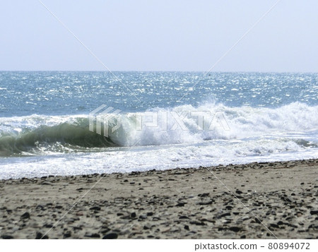 Big ocean waves, blue sky and sandy beach 80894072