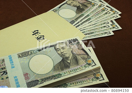 [Thumbnails of articles on social security and pension issues] Pension notebook and a wad of million yen 80894150