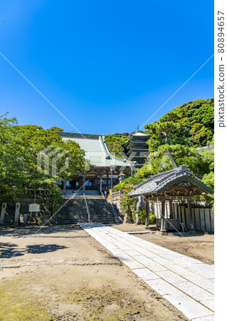 [Kanagawa Prefecture] The main hall and five-storied pagoda of Ryuko-ji Temple with a refreshing blue sky 80894657