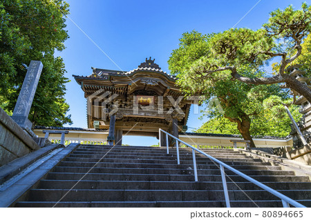 【神奈川縣】擁有清新藍天的琉光寺大門 80894665