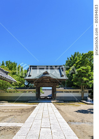 [Kanagawa Prefecture] The gate of Ryuko-ji Temple, which is blessed with a refreshing blue sky 80894683