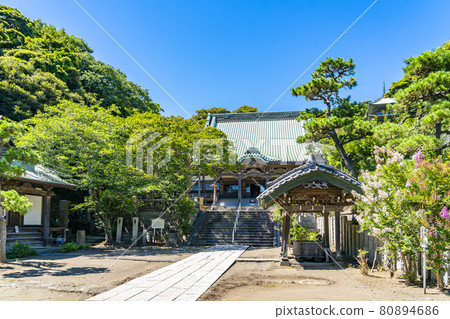 [Kanagawa Prefecture] The main hall of Ryuko-ji Temple, blessed with a refreshing blue sky 80894686