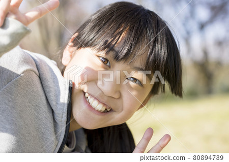 做和平的小學女孩微笑著 做和平的小學女孩微笑著 80894789