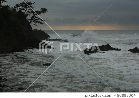 慶州市，柱狀節理，日出，展望台，海岸，波浪 80895304