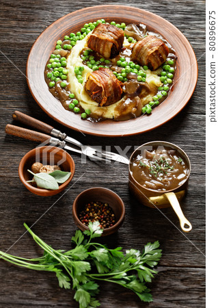 english meatballs, faggots with potatoes and peas 80896675