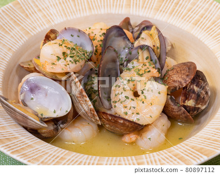 Steamed clams and shrimp. With butter. 80897112