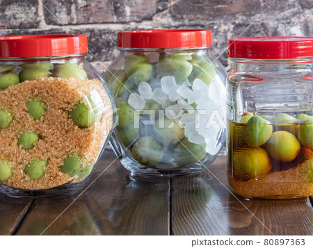 Plum syrup pickled with rock candy and rock candy. 80897363