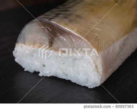 鯖魚棒壽司。將鯖魚、醋和鹽鋪在醋飯上製成的醃製食品。 80897365