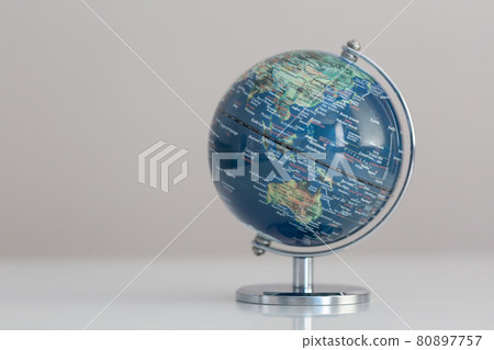 藍色地球和灰色背景地圖 藍色地球和灰色背景地圖 80897757