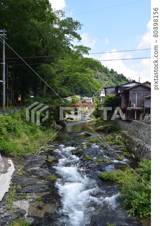 山中村莊的溪流 山中村莊的溪流 80898156