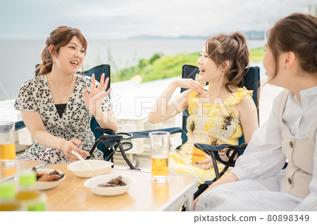 享受燒烤的女性 80898349