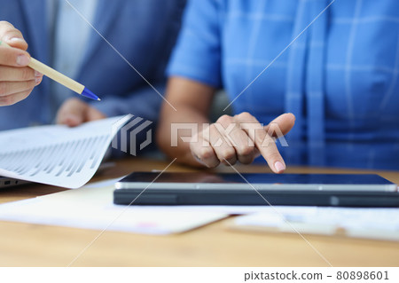 Businesswoman explaining marketing strategy or planning economic growth of company on tablet Businesswoman explaining marketing strategy or planning economic growth of company on tablet 80898601