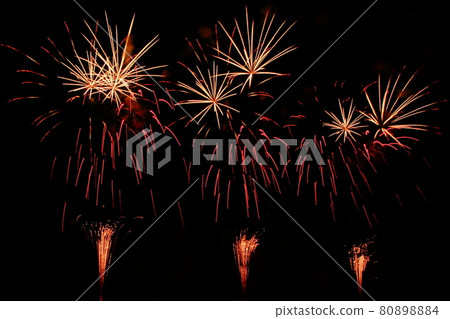 五彩繽紛的煙花為夏日的夜空增添色彩 80898884
