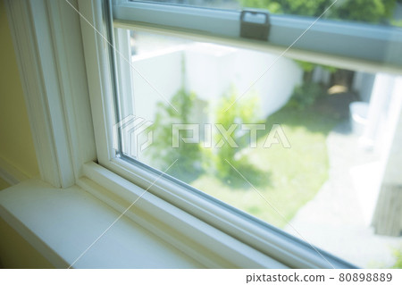 Window overlooking the garden 80898889
