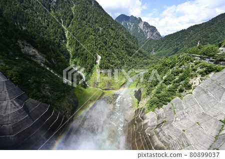 View toward Kurobebetsuzan from the Kurobe Dam embankment during sightseeing 80899037