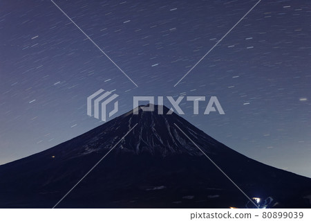 Mt. Fuji and the starry sky seen from Mt. Misaka / Yukitogatake 80899039