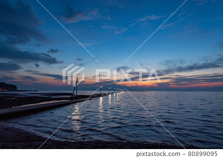 Sunset scenery dyed on the shore of the landscape at dusk 80899095
